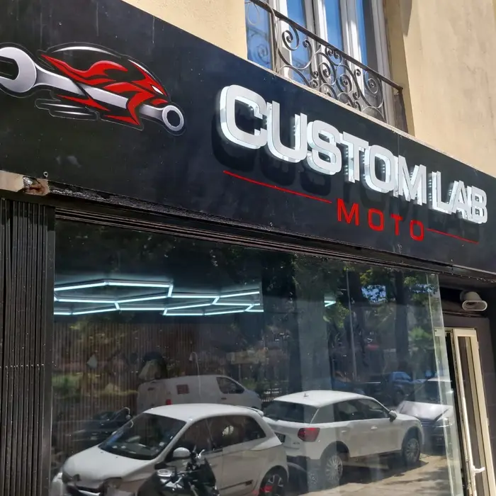 Entrée de l'atelier Custom Lab Moto
