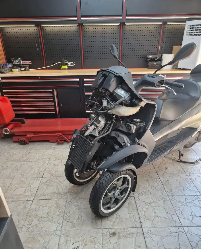 Scooter trois roues en réparation
